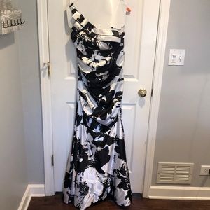 Betsy & Adam size 12 black/white formal off the shoulder shirred around tummy